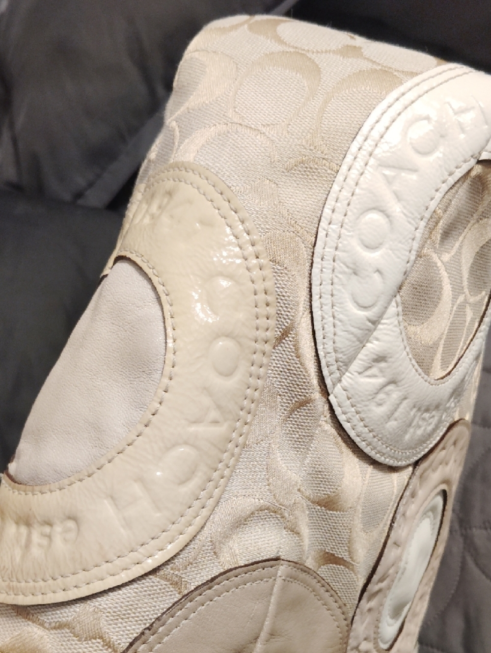 Coach Beige and White Signature Circle Appliqué Tote!! - Picture 6 of 17